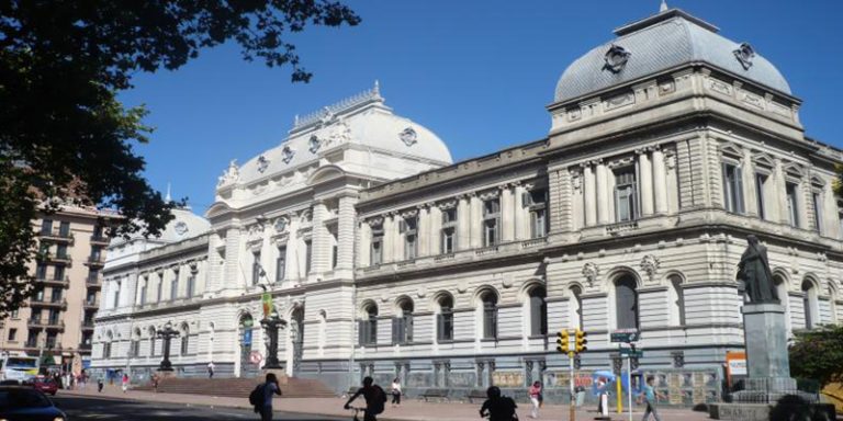 Fachada del edificio central de Udelar