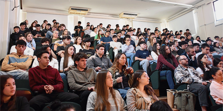 Estudiantes-en-anfiteatro-2