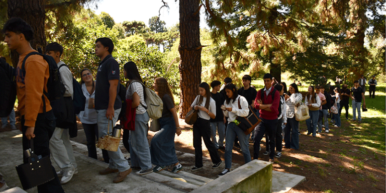 Estudiantes-haciendo-fila